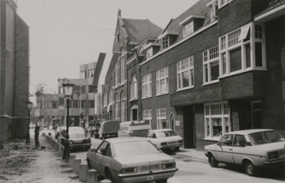 861788 Afbeelding van bestratingswerkzaamheden aan de zuidzijde van de Waterstraat bij de Jacobikerk (links) in Wijk C ...